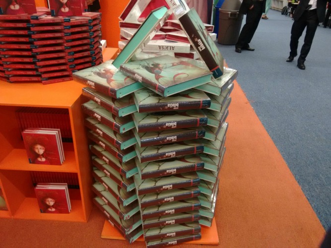 Colores y diversas figuras, el atractivo de acomodar libros